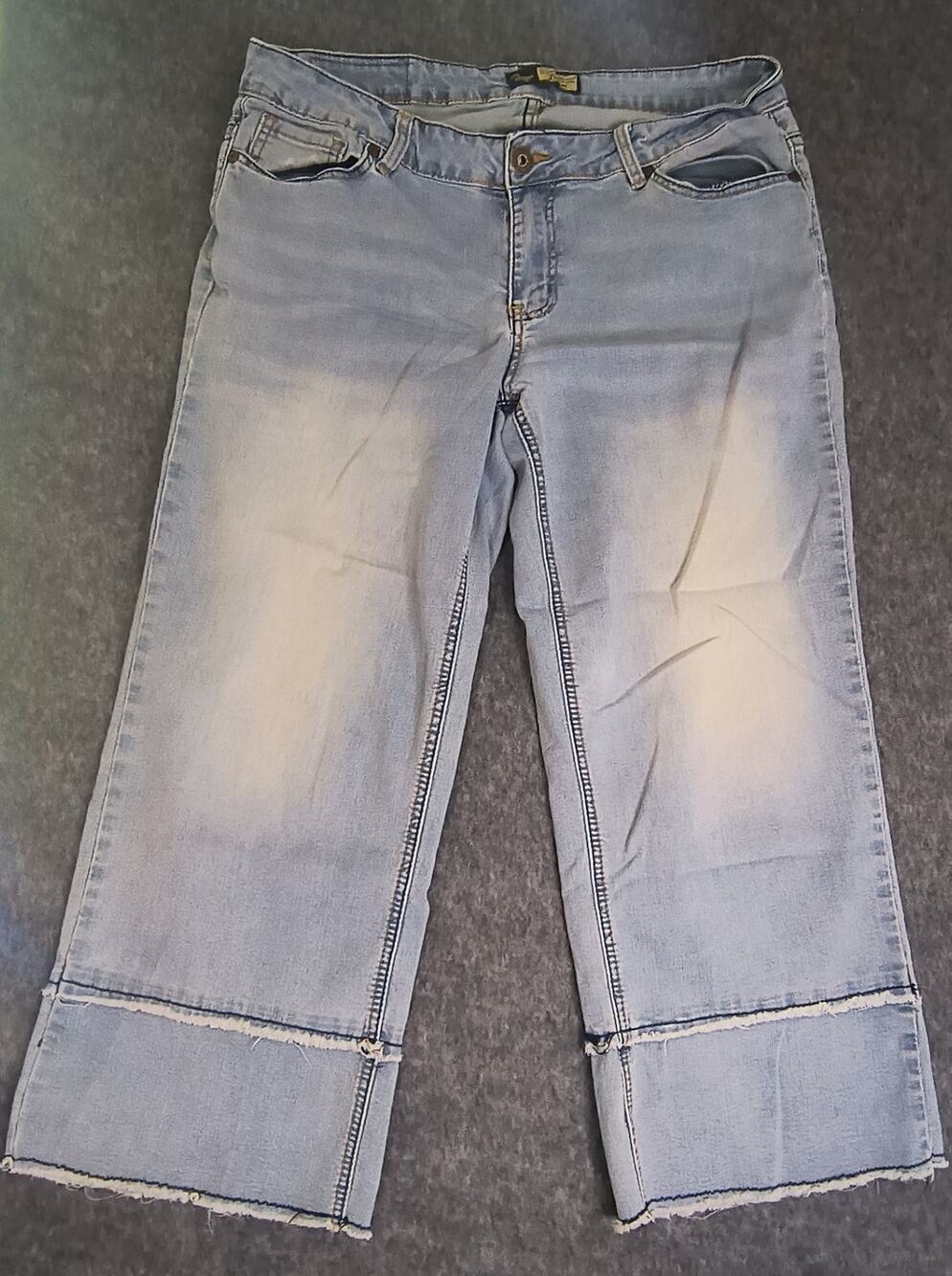 Suzanne Betro Women's Light Wash Cropped Jeans, Embroidered Pockets - size 12
